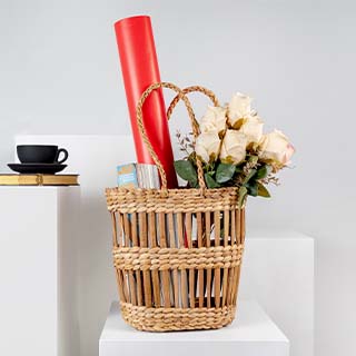 Natural seagrass shopping bag with handles, ideal for eco-friendly shopping and daily use.