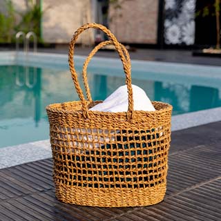 Natural seagrass shopping bag with handles, ideal for eco-friendly shopping and daily use.